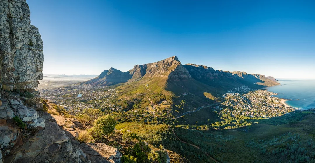 Estudantes fazendo trilha na Table Mountain, mostrando a integração da natureza com a vida urbana em Cape Town.