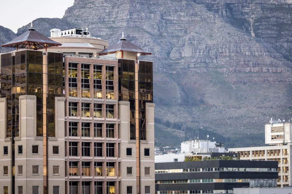 Jovens trabalhando em um hub de tecnologia em Cape Town, um polo de inovação na África.